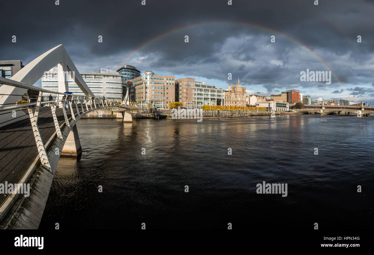 Un arcobaleno su Squinty Bridge, Clyde, Glasgow Foto Stock