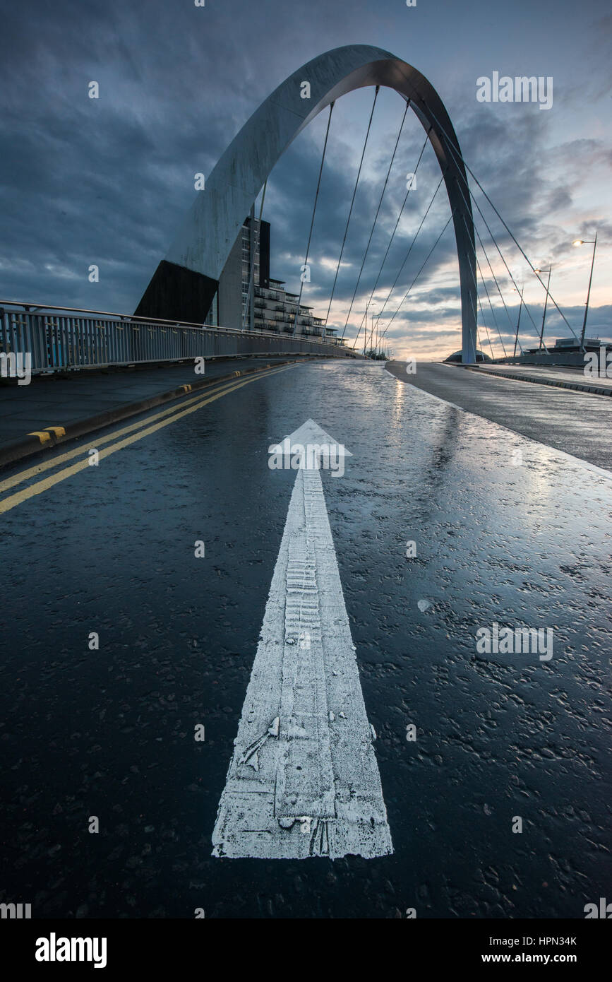 Squinty ponte sul fiume Clyde a Glasgow Foto Stock