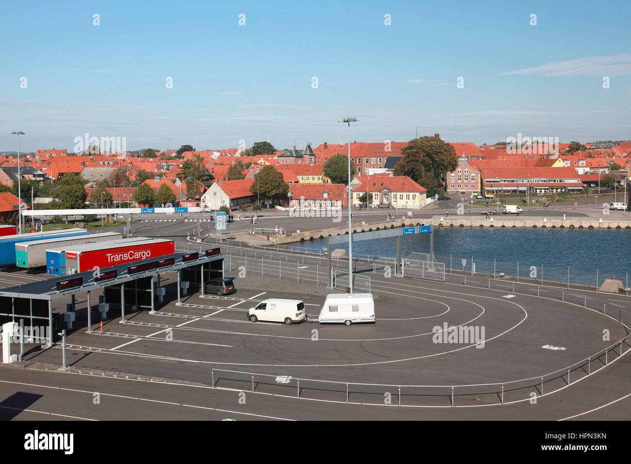 Area di parcheggio per il terminal dei traghetti in Rønne, Bornholm, Danimarca. Foto Stock