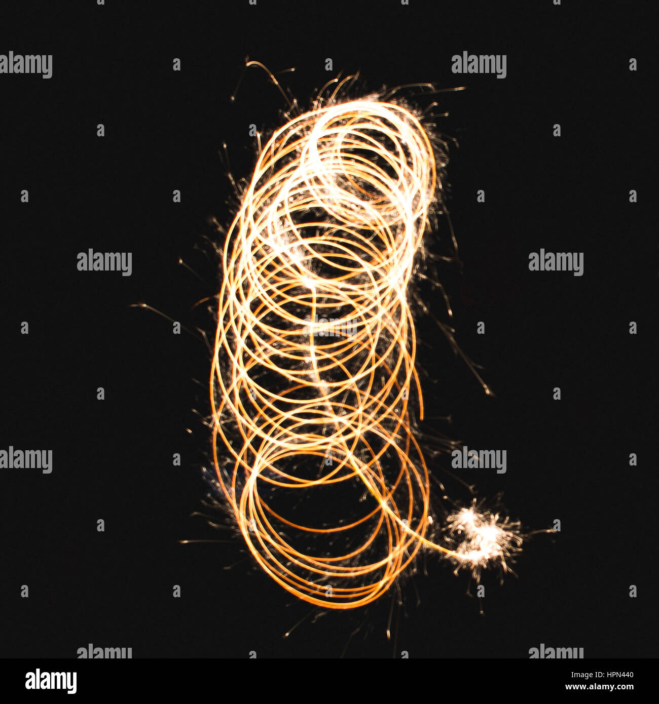 Scarabocchio forma resa con un sparkler in un giardino con una lunga esposizione. Foto Stock
