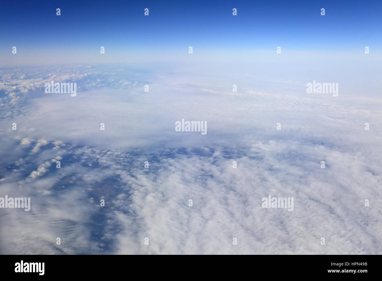 Coperto da nuvole bianche e blu cielo sopra Foto Stock
