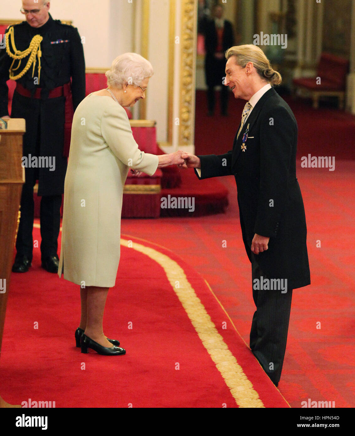 Parrucchiere per la Regina, John Carmichael è realizzato un membro  dell'Ordine Reale Vittoriano dalla Regina Elisabetta II durante una  cerimonia di investitura a Buckingham Palace di Londra Foto stock - Alamy