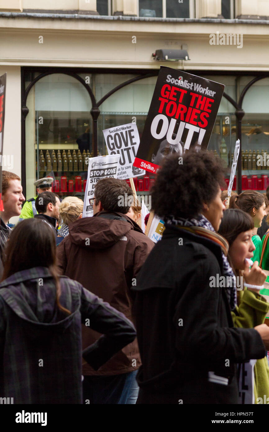 Londra, Regno Unito. Il 17 ottobre 2013. Migliaia di insegnanti dal dado e NASUWT marzo a Londra per protestare contro le modifiche alle pensioni e salari. Foto Stock