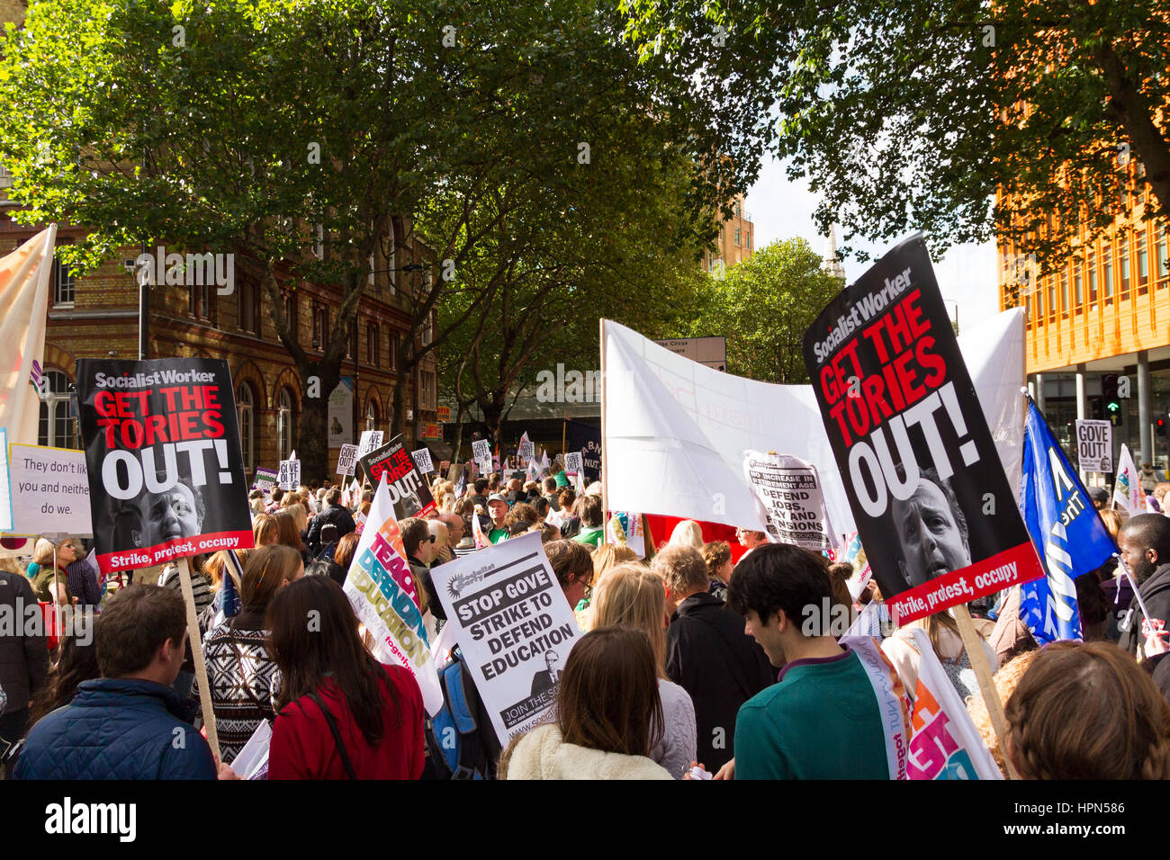 Londra, Regno Unito. Il 17 ottobre 2013. Migliaia di insegnanti dal dado e NASUWT marzo a Londra per protestare contro le modifiche alle pensioni e salari. Foto Stock