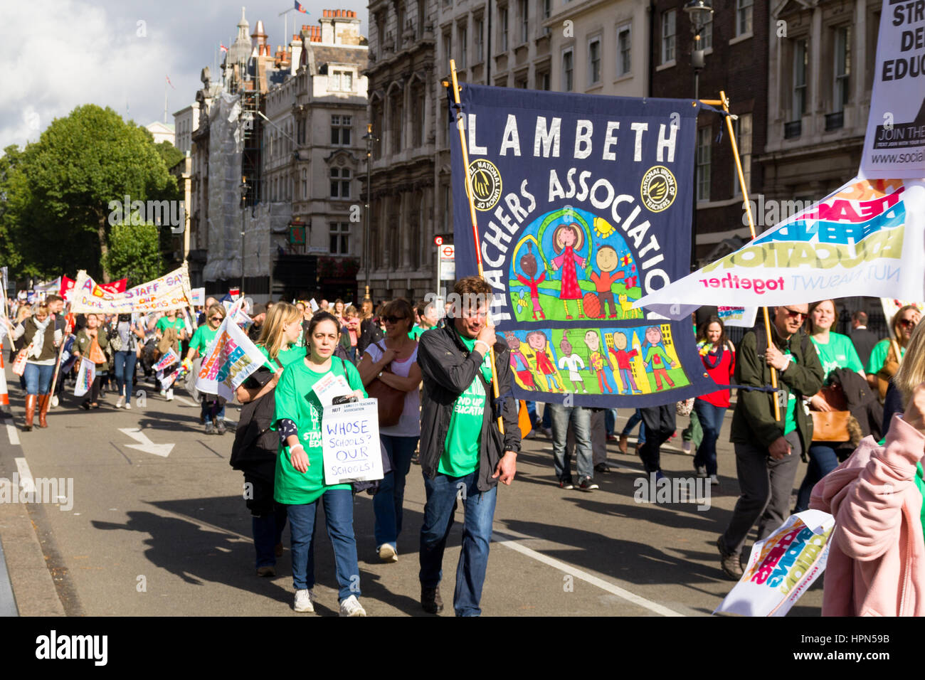 Gli insegnanti sciopero. Migliaia di insegnanti dal NUTS e dal NASUWT marciano a Londra per protestare contro i cambiamenti delle pensioni e dei salari. Foto Stock