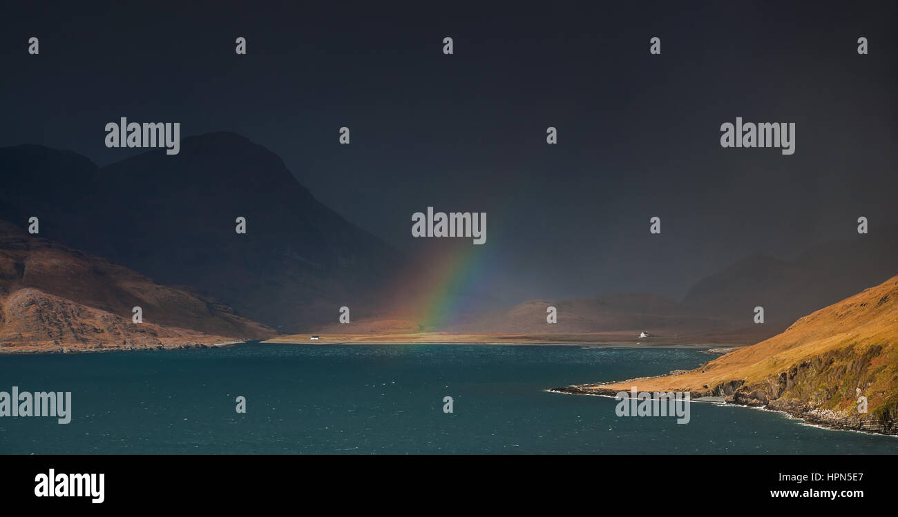 Un raqinbow sulle montagne Cuillin da Elgol, Isola di Skye Foto Stock