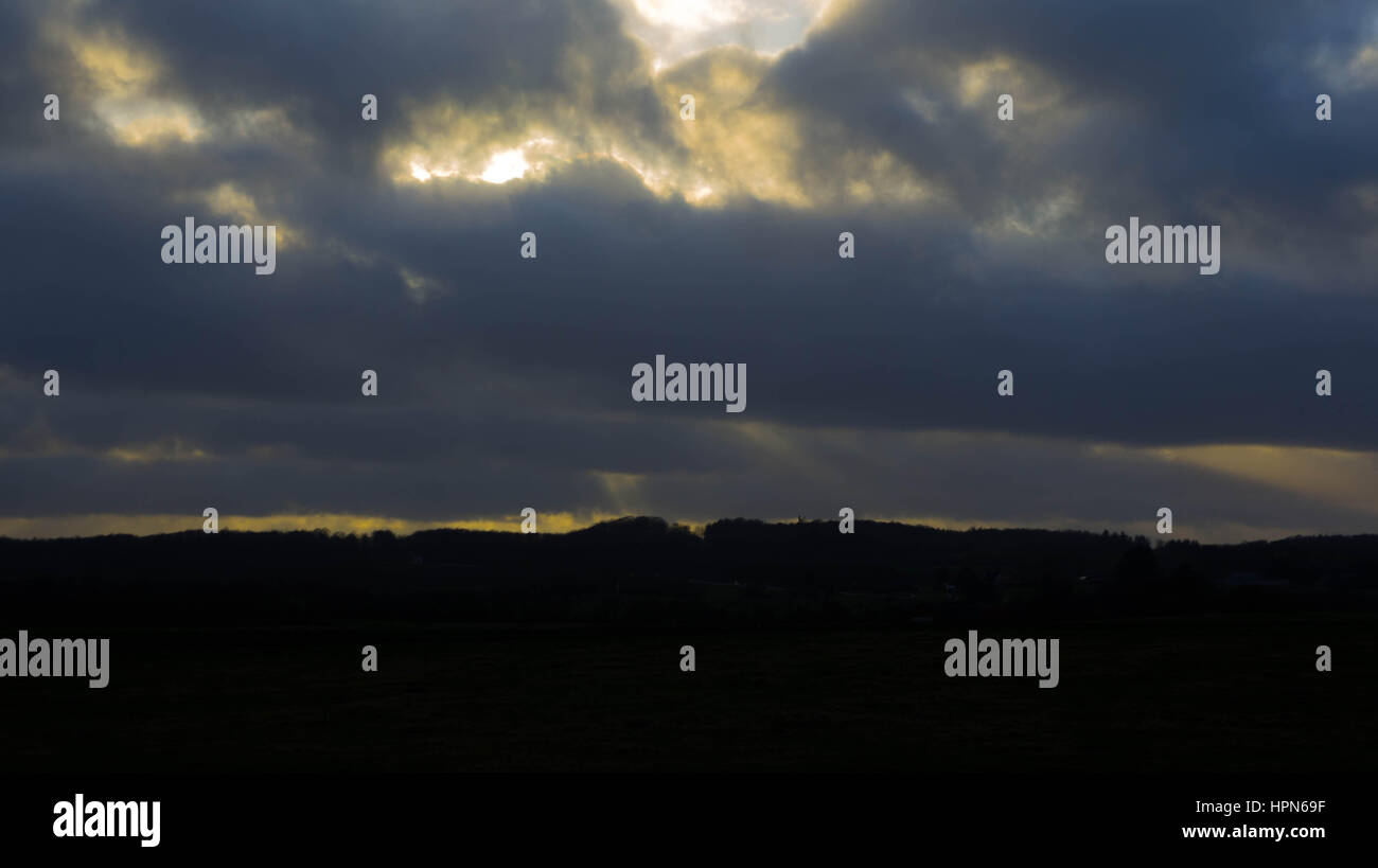 I raggi di luce attraverso le nuvole Foto Stock