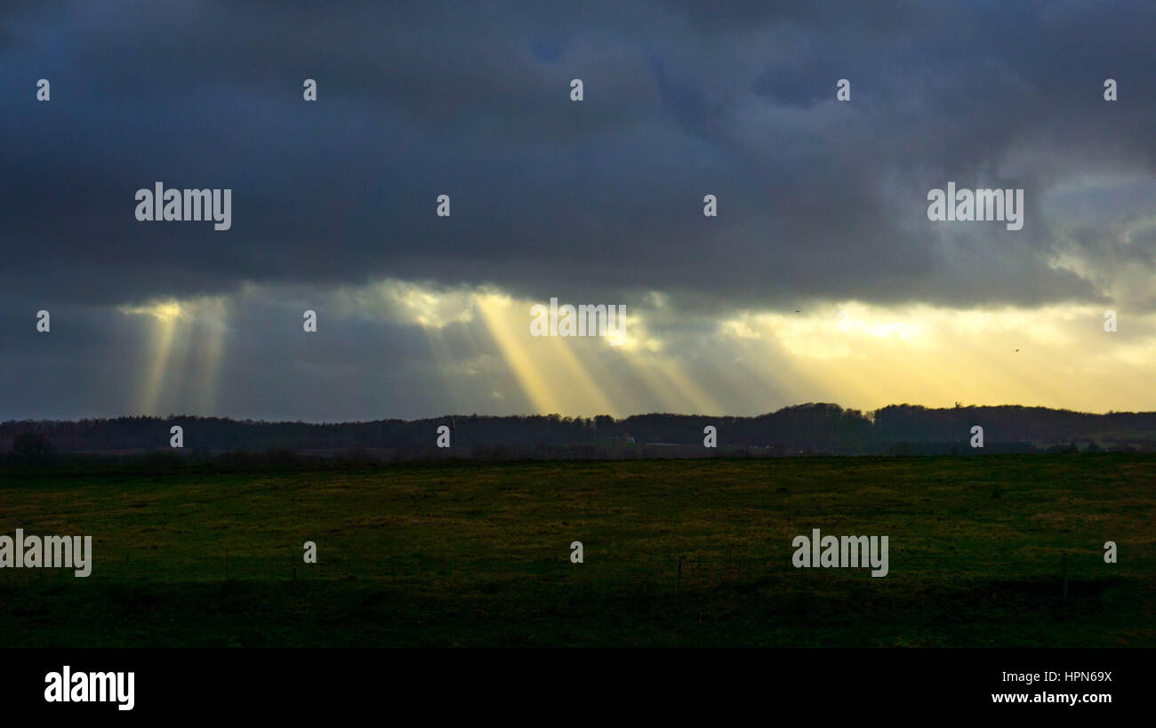 I raggi di luce attraverso le nuvole Foto Stock