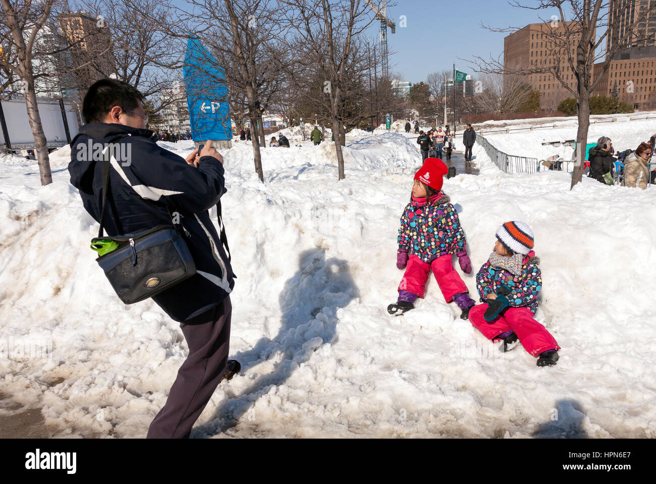 Genitore prende la foto dei suoi bambini nella neve in Ottawa, Ontario, Canada, città capitale del Canada in inverno, Winterlude 2017, Canada 150 celebrazione, Foto Stock