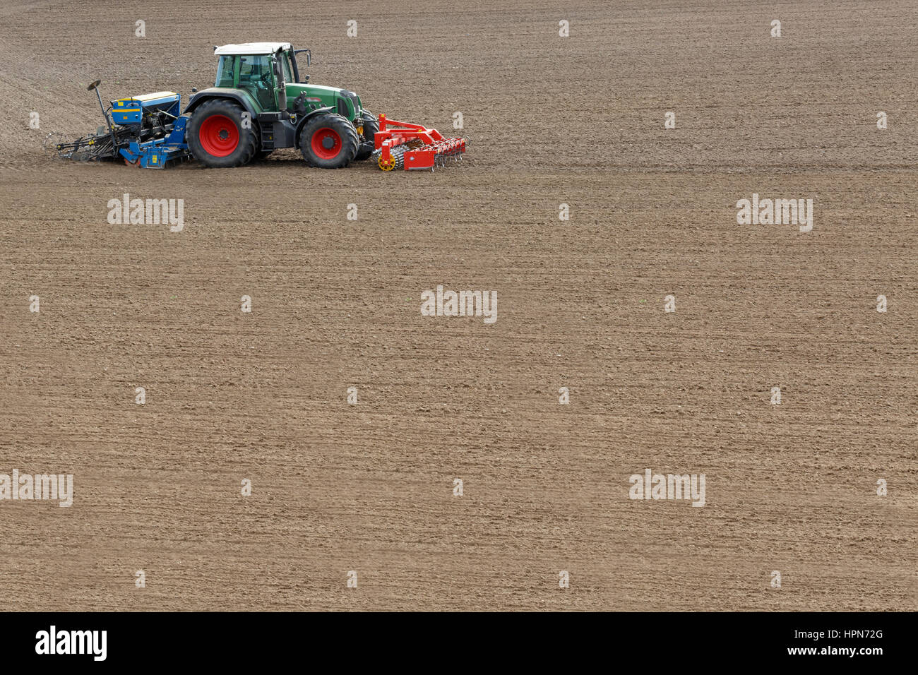 Agricoltore la semina delle colture in campo in primavera Foto Stock