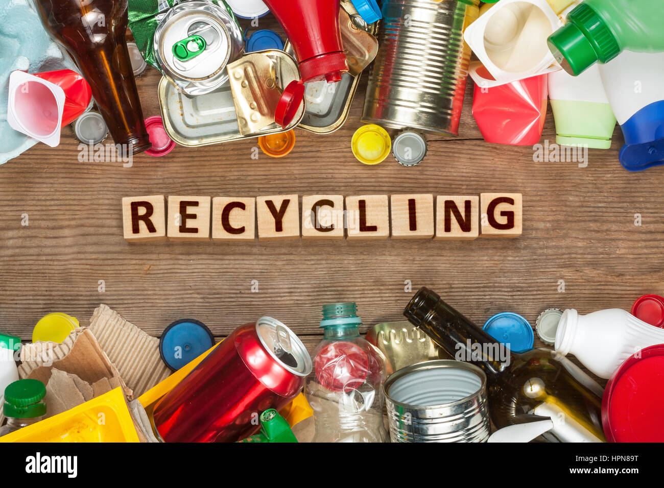 Una selezione dei rifiuti per il riciclaggio. Segregati in plastica, metallo, carta e vetro Foto Stock