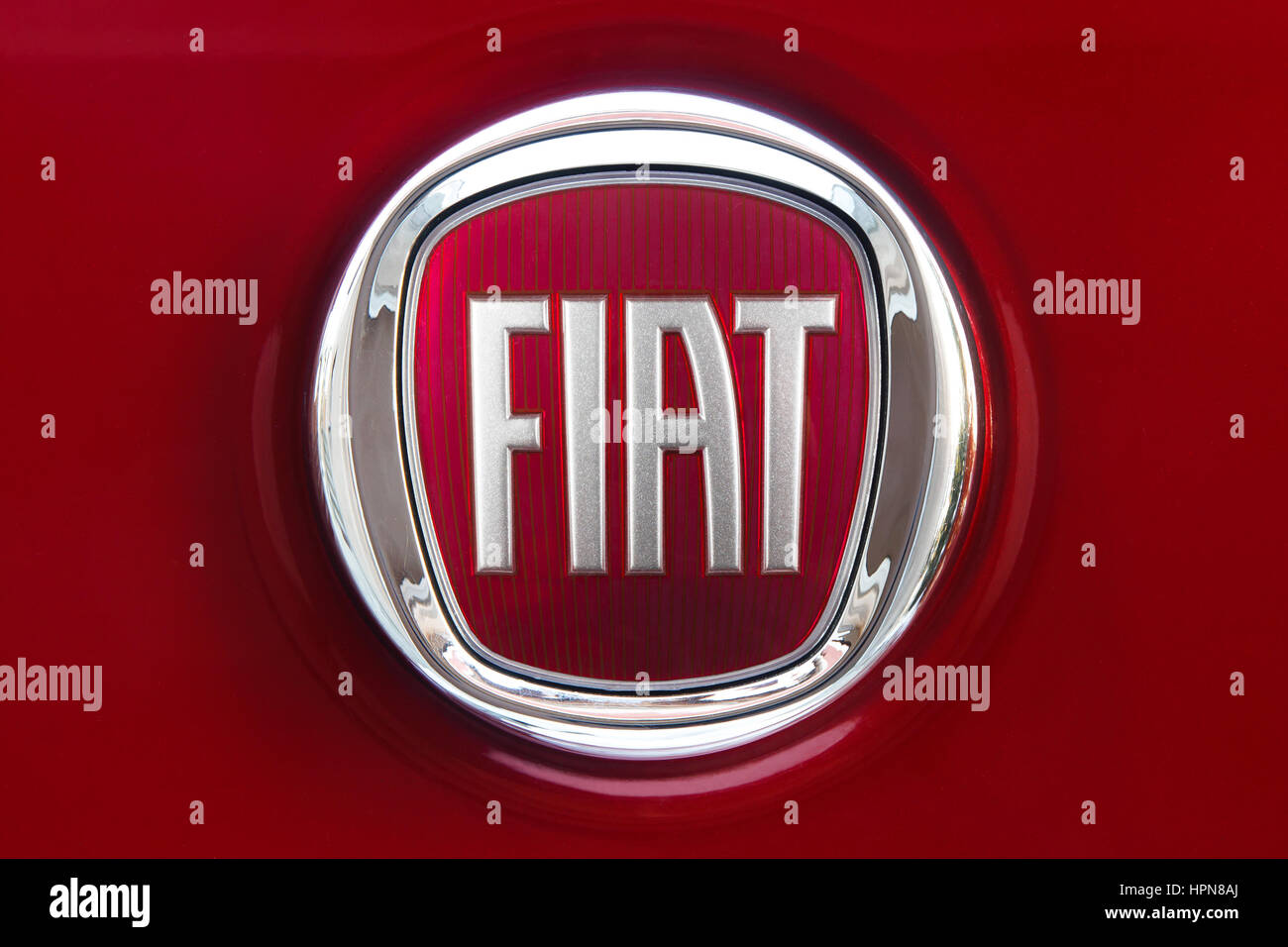 GDANSK, Polonia - 12 febbraio 2017: Nuova Fiat logo su un colore rosso scuro del corpo. Fiat Automobiles è il più grande produttore di automobili in Italia. Foto Stock