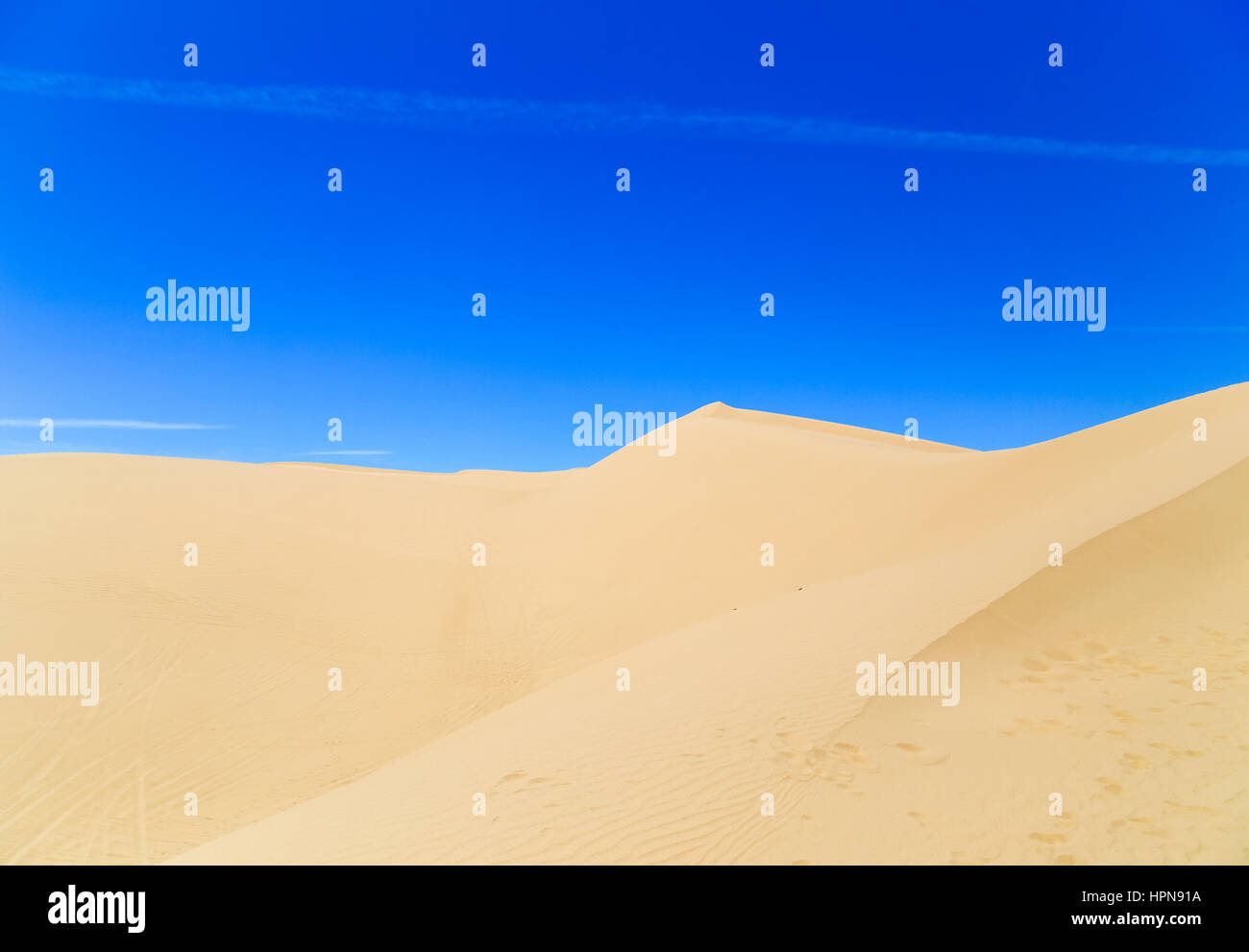 Orme nella sabbia del Algodones dune vicino a Winterhaven in California, Stati Uniti d'America, con il blu del cielo. Foto Stock