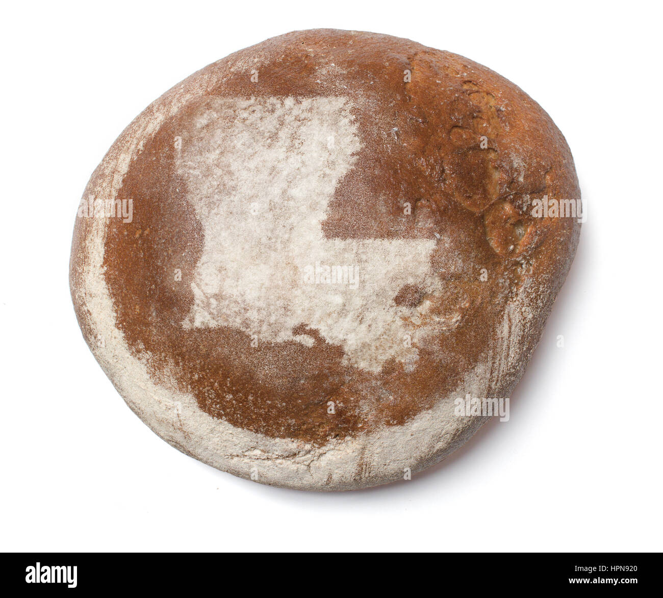Un pane appena sfornato pagnotta di pane ricoperte con farina di segala nella forma della Louisiana.(serie) Foto Stock