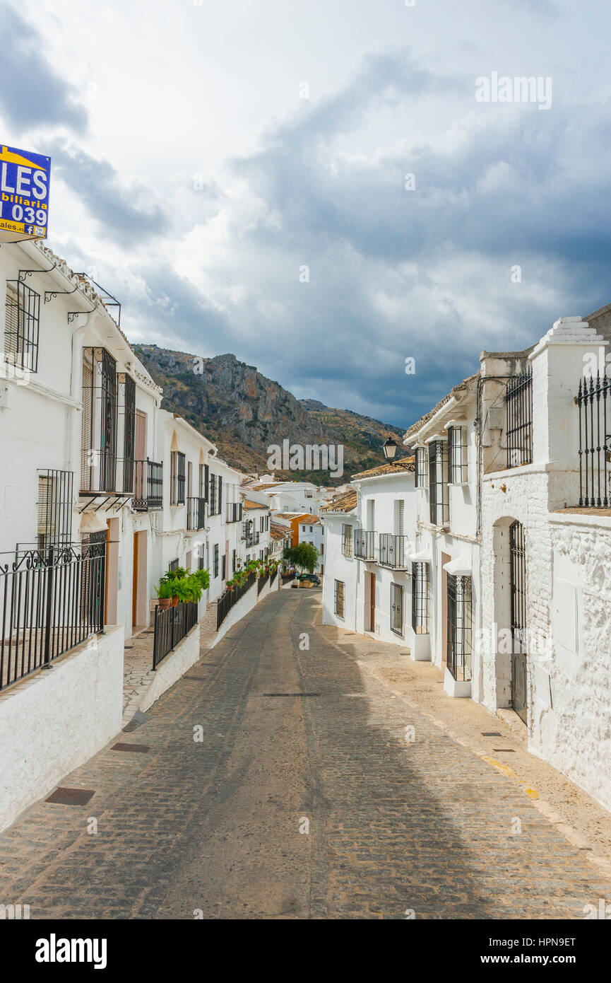 Lane del villaggio Zuheros, bianche città dell'Andalusia, provincia di Cordoba, Spagna Foto Stock