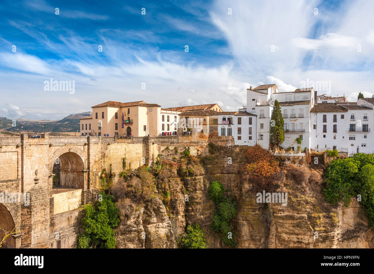 Il nuovo ponte di Ronda sopra la Gola di El Tajo e il fiume Guadalevín, provincia di Malaga, Andalusia, Spagna Foto Stock