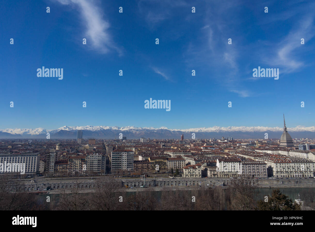 Torino, Torino, cityscape o skyline con la Torino Museo Nazionale del Cinema nella Mole Antonelliana torre prominente.sulle alpi francesi in background. Foto Stock