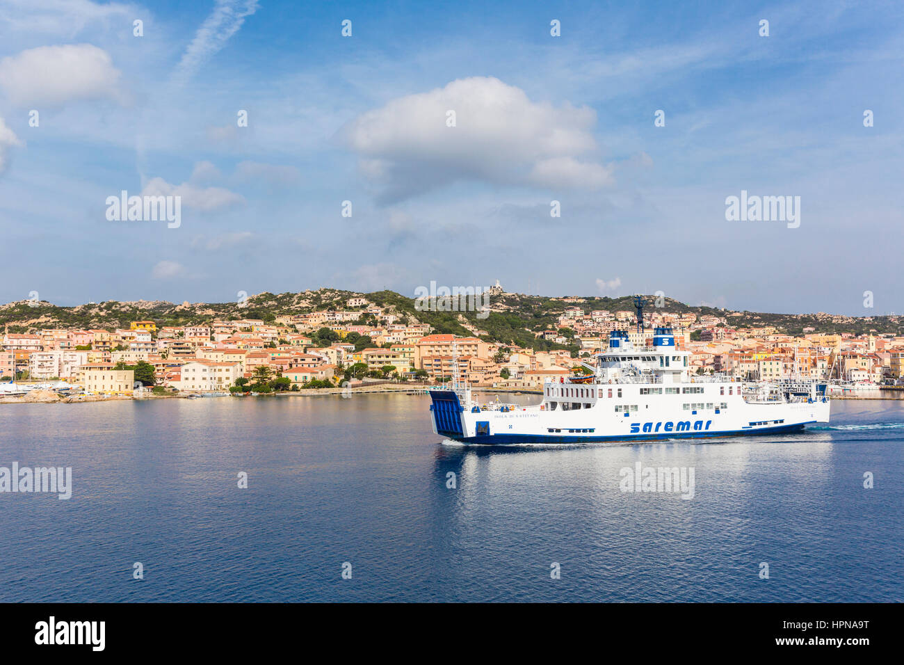 Saremar ferry di fronte l'isola di La Maddalena, l'isola principale dell'Arcipelago di Maddalena,Italia Foto Stock