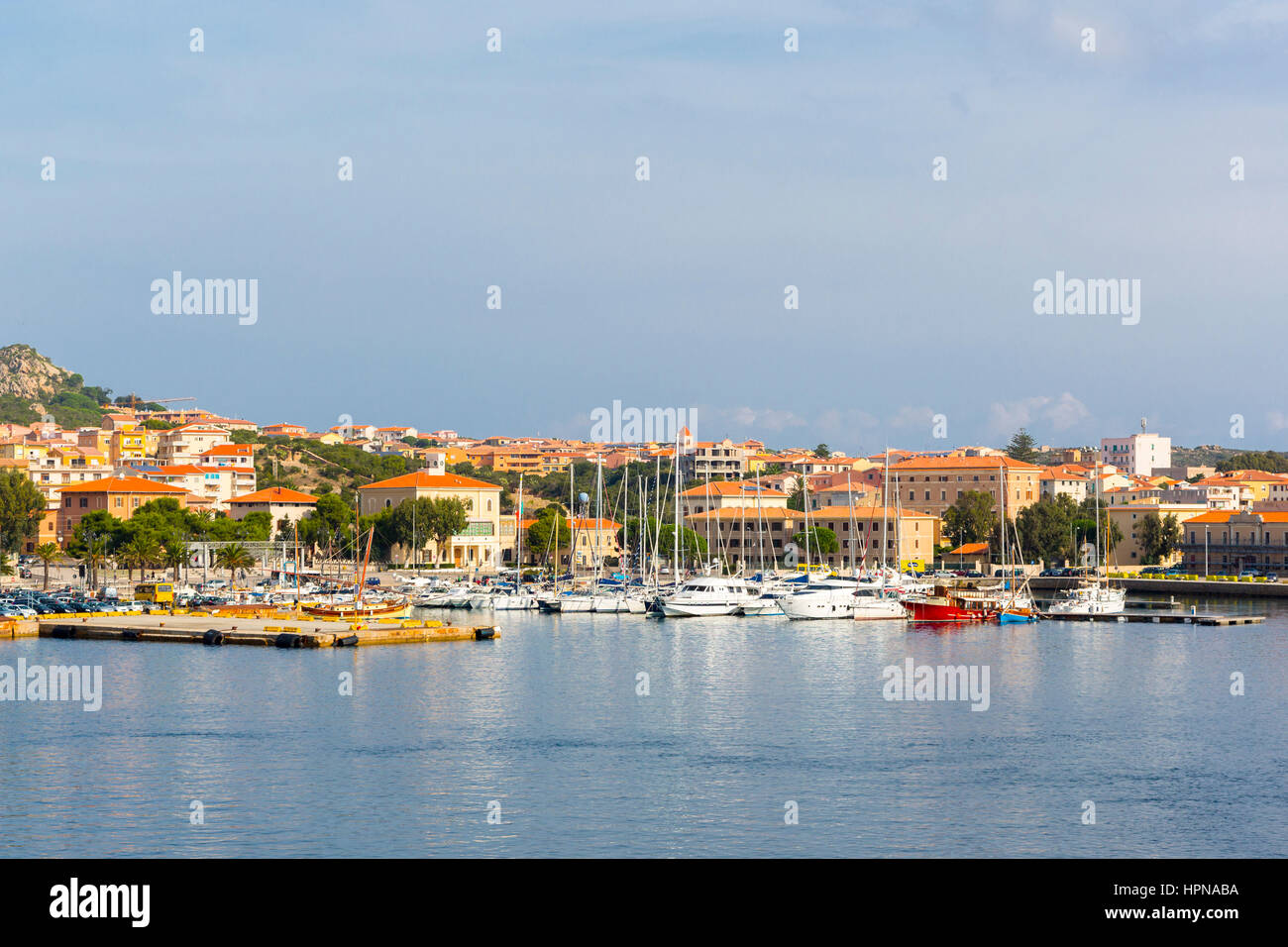 Vista del porto di La Maddalena dal traghetto, Nord Sardegna, Italia Foto Stock