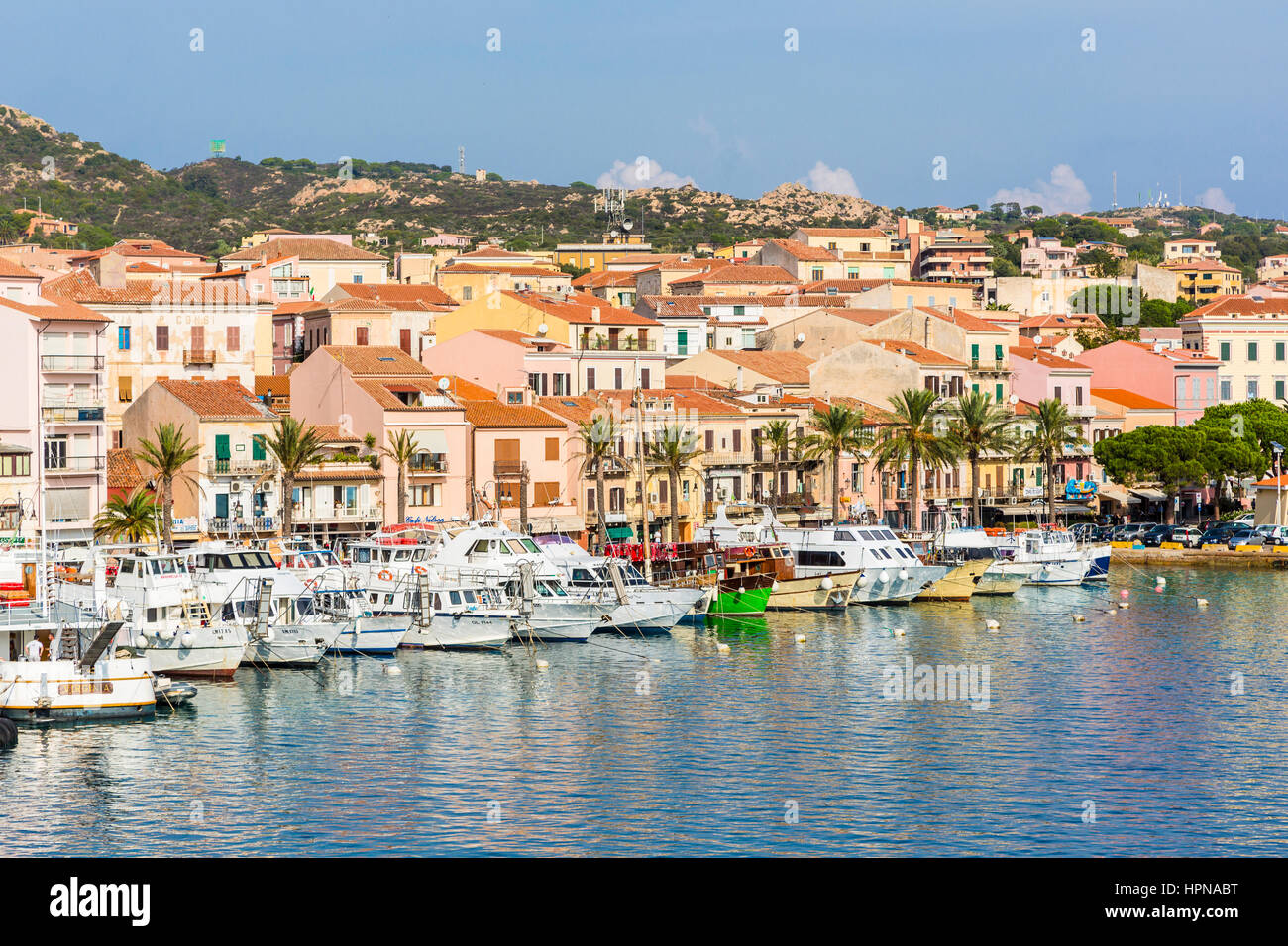 Vista del porto di La Maddalena città dal traghetto, Nord Sardegna, Italia Foto Stock