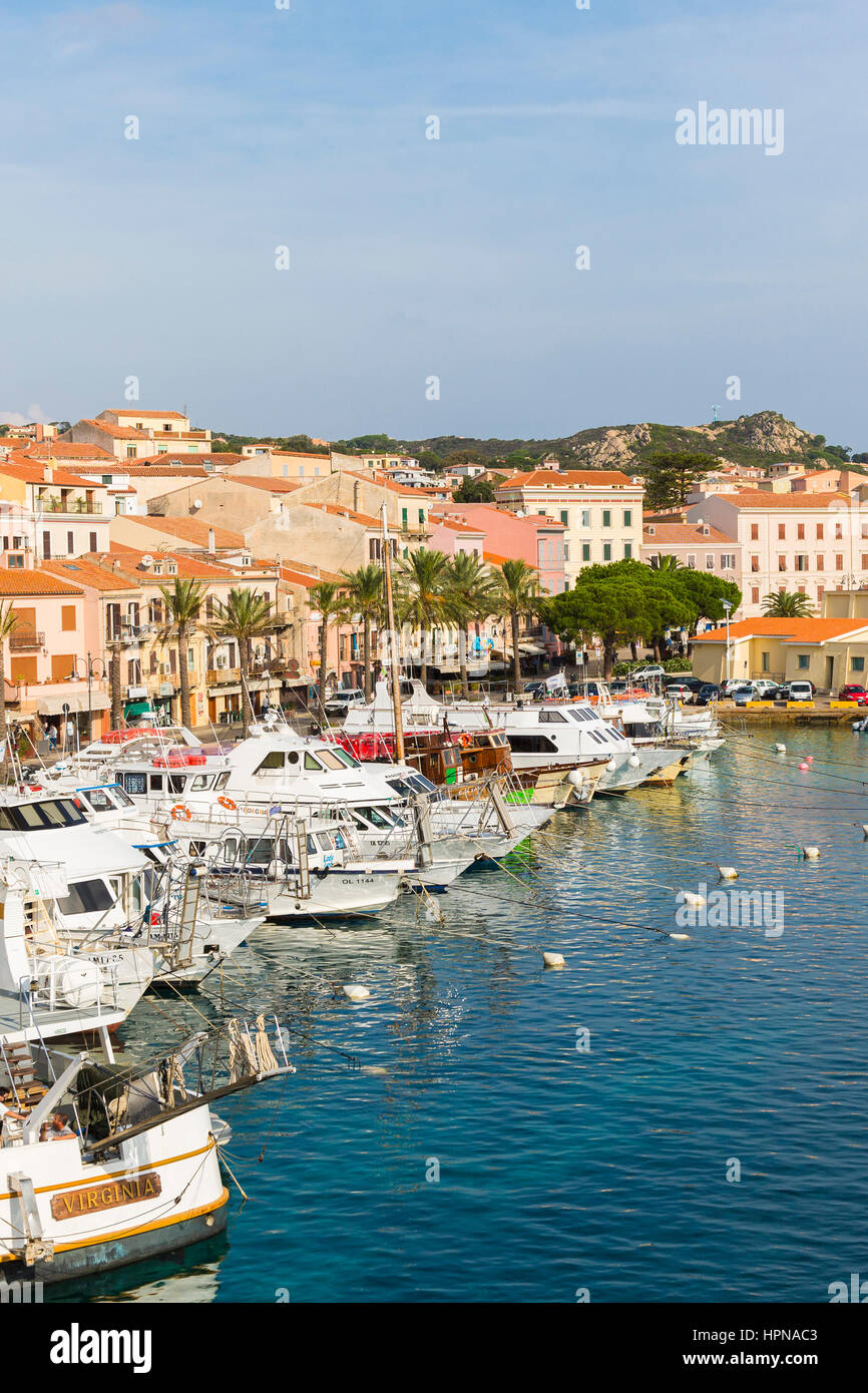 Vista del porto di La Maddalena dal traghetto, Nord Sardegna, Italia Foto Stock