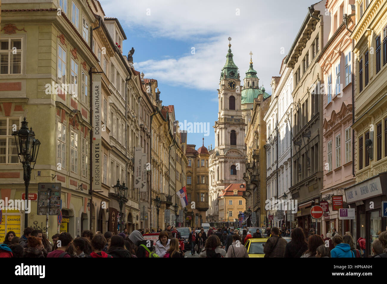 I turisti accorsi la strada al di sotto del quartiere del castello di Praga Foto Stock