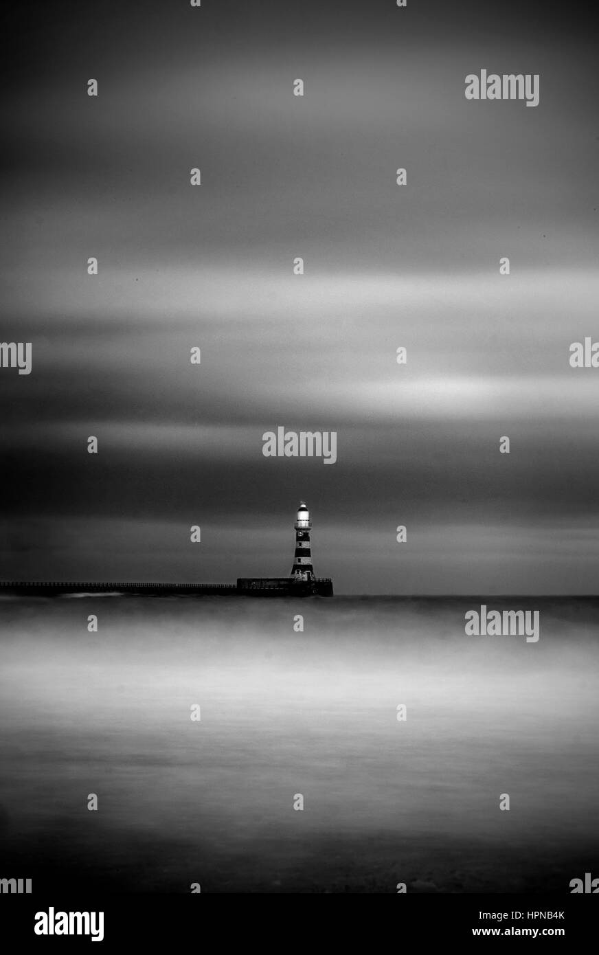 Una lunga esposizione in monocromia di Roker Lighthouse, Sunderland Foto Stock