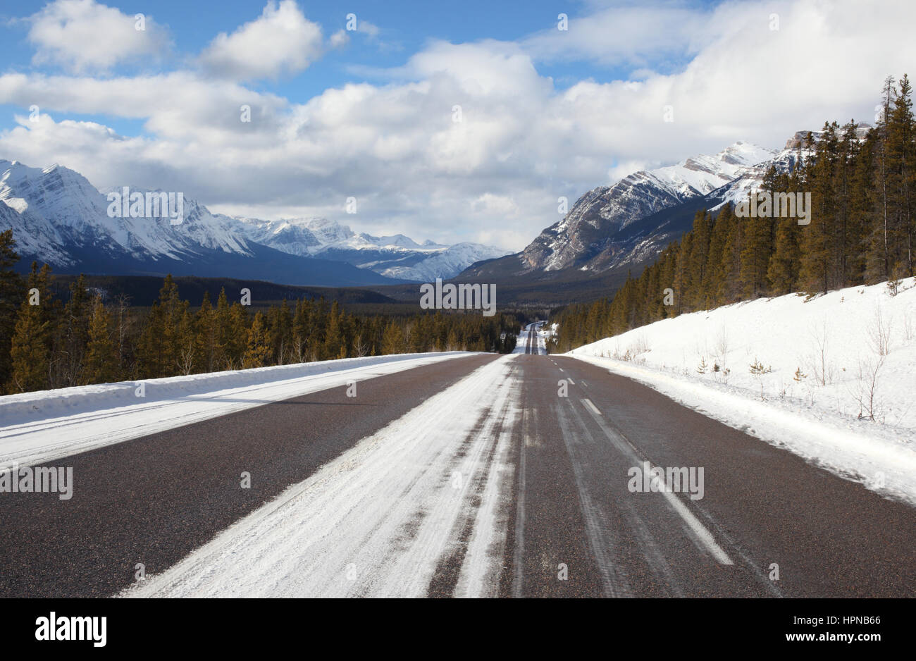 In inverno la guida attraverso le Montagne Rocciose Canadesi in Jasper NP Foto Stock