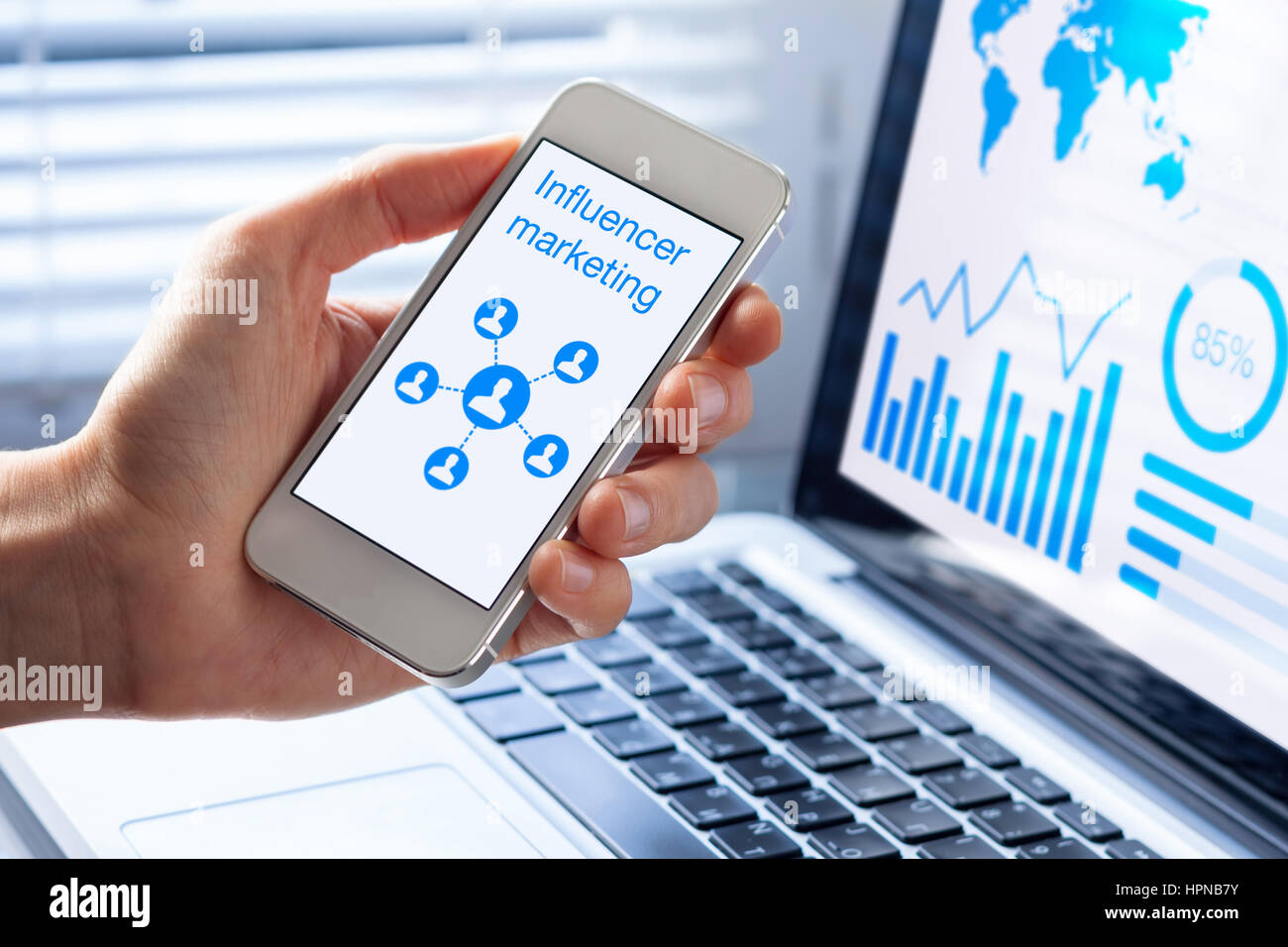 Inlfuencer concetto di marketing su uno schermo di cellulare con un diagramma che mostra una rete sociale la strategia pubblicitaria con la comunicazione per le persone Foto Stock