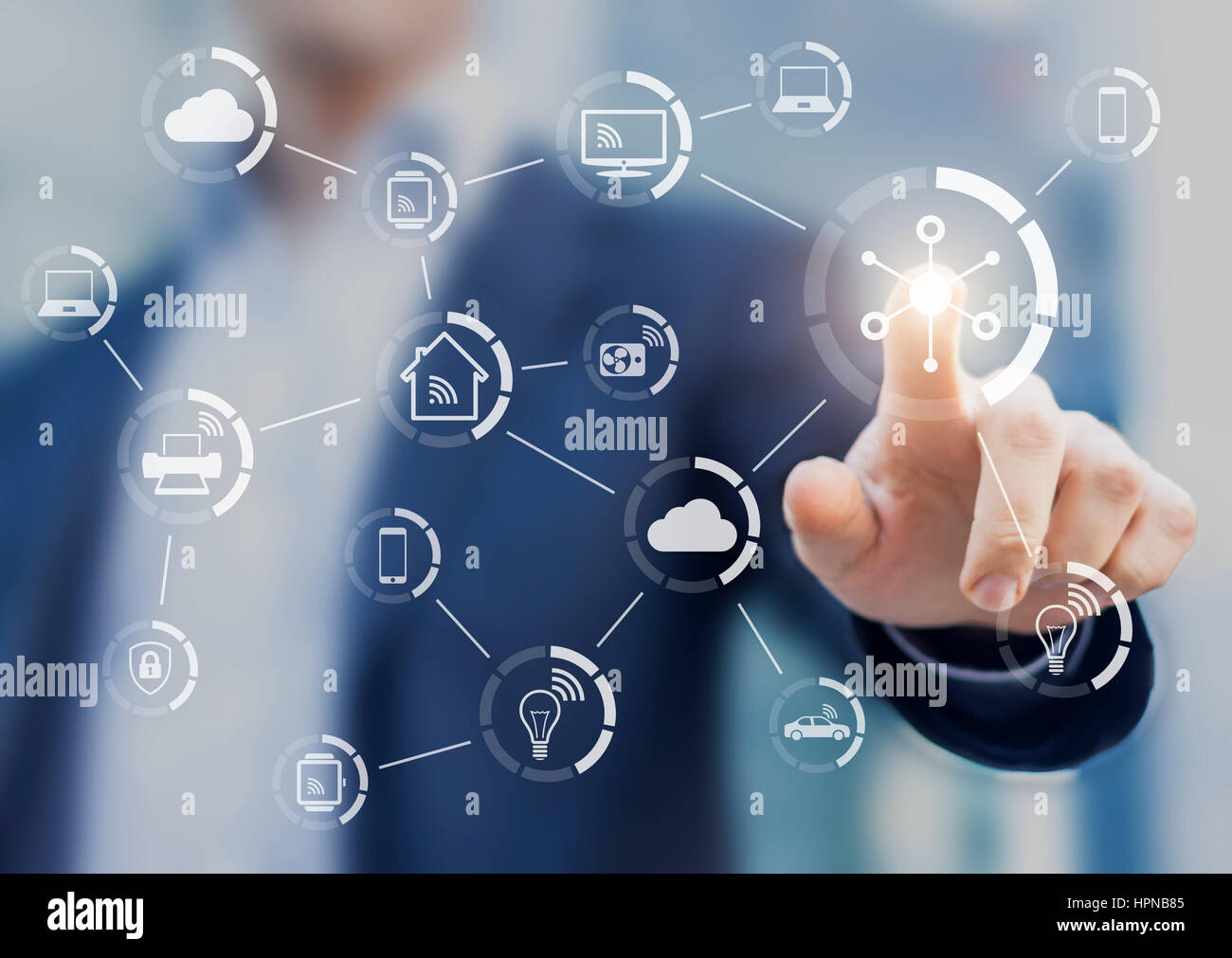 Internet delle cose (IOT) concetto con una rete di oggetti collegati scambiando dati con connessione wireless, persona toccando lo schermo virtuale, smart h Foto Stock