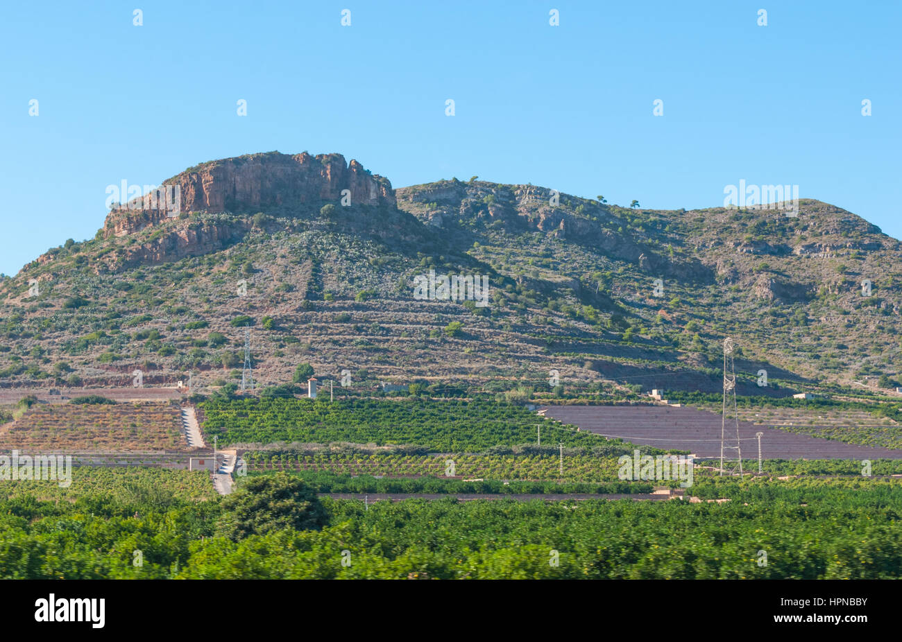 I campi di coltivazione alla base delle colline e piccole montagne di comunità locali campi crescente. Agricoltura in Spagna rurale. Foto Stock