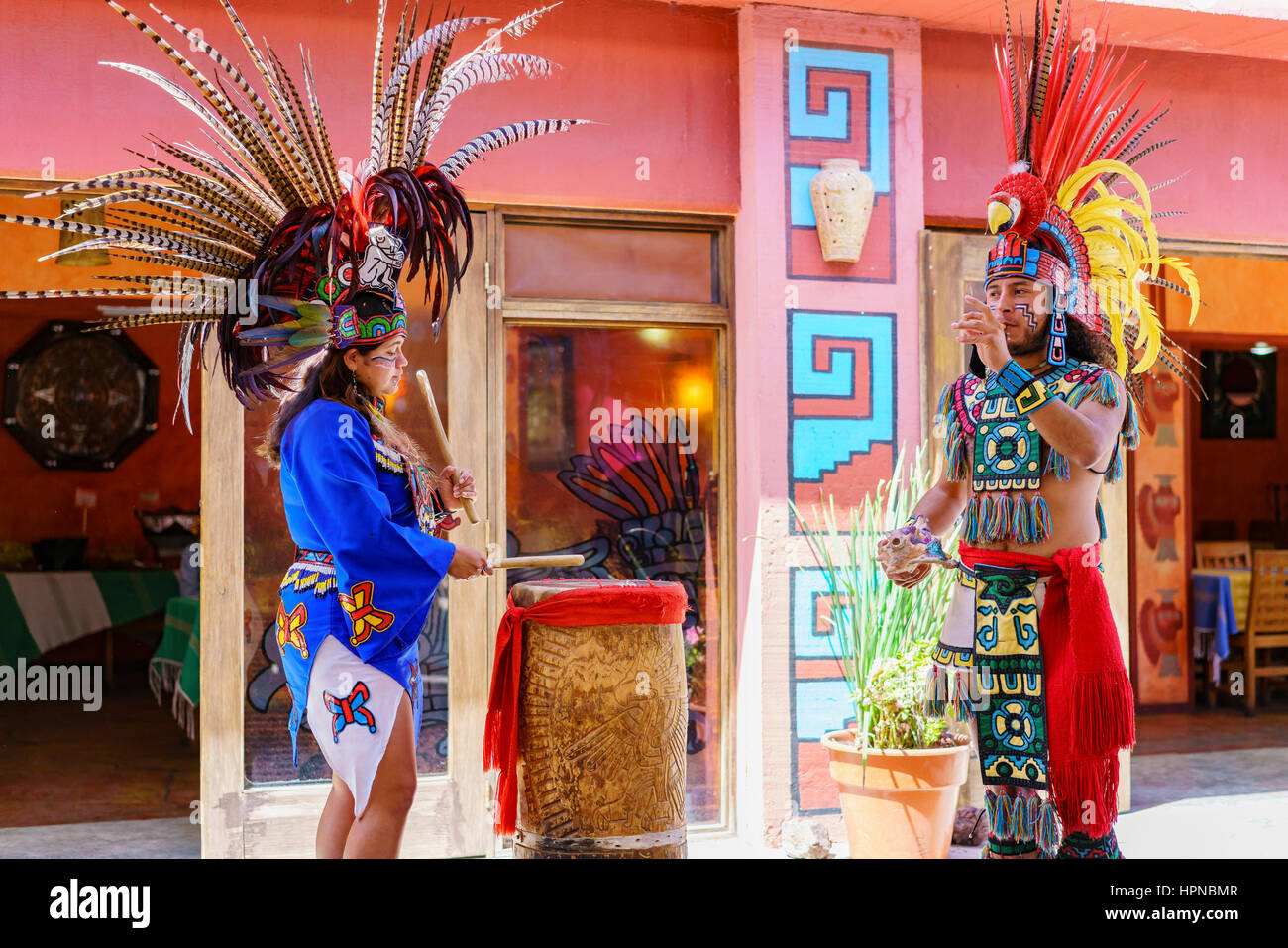 Teotihuacan, Feb 17: prestazioni tradizionali vestito da indiano in febbraio 17, 2017 a Teotihuacan, Messico Foto Stock