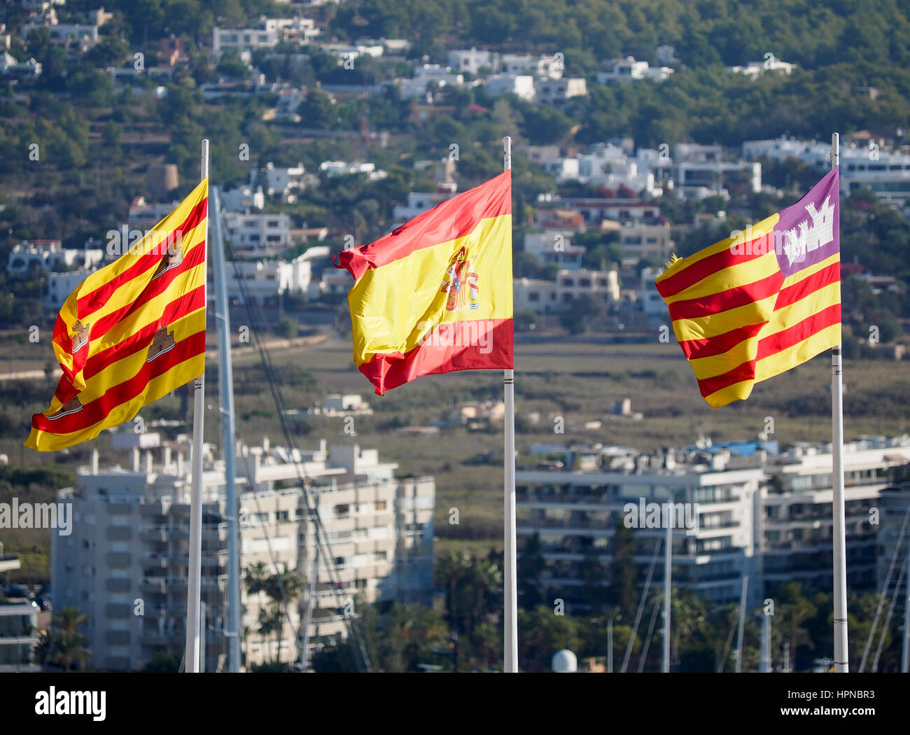 AERIEL vista in elevazione guardando verso l'interno dalla città di Ibiza con bandiere da PENNONE Foto Stock