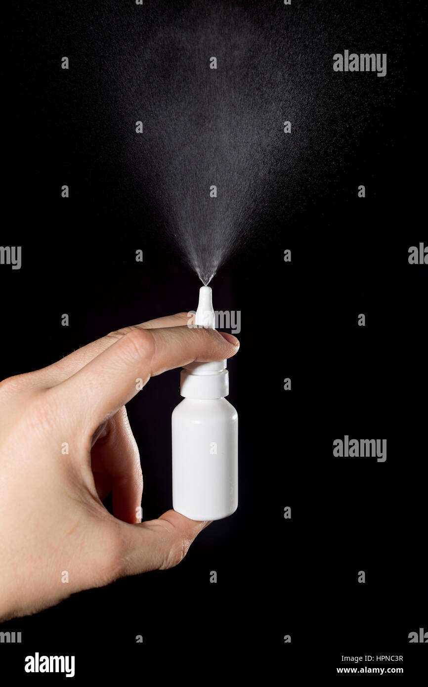 Pompare a mano bottiglia bianca di spray nasale Foto Stock