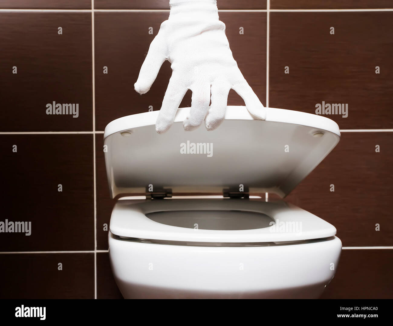 White pulire il wc con sedile aperto il coperchio dopo la riparazione Foto Stock