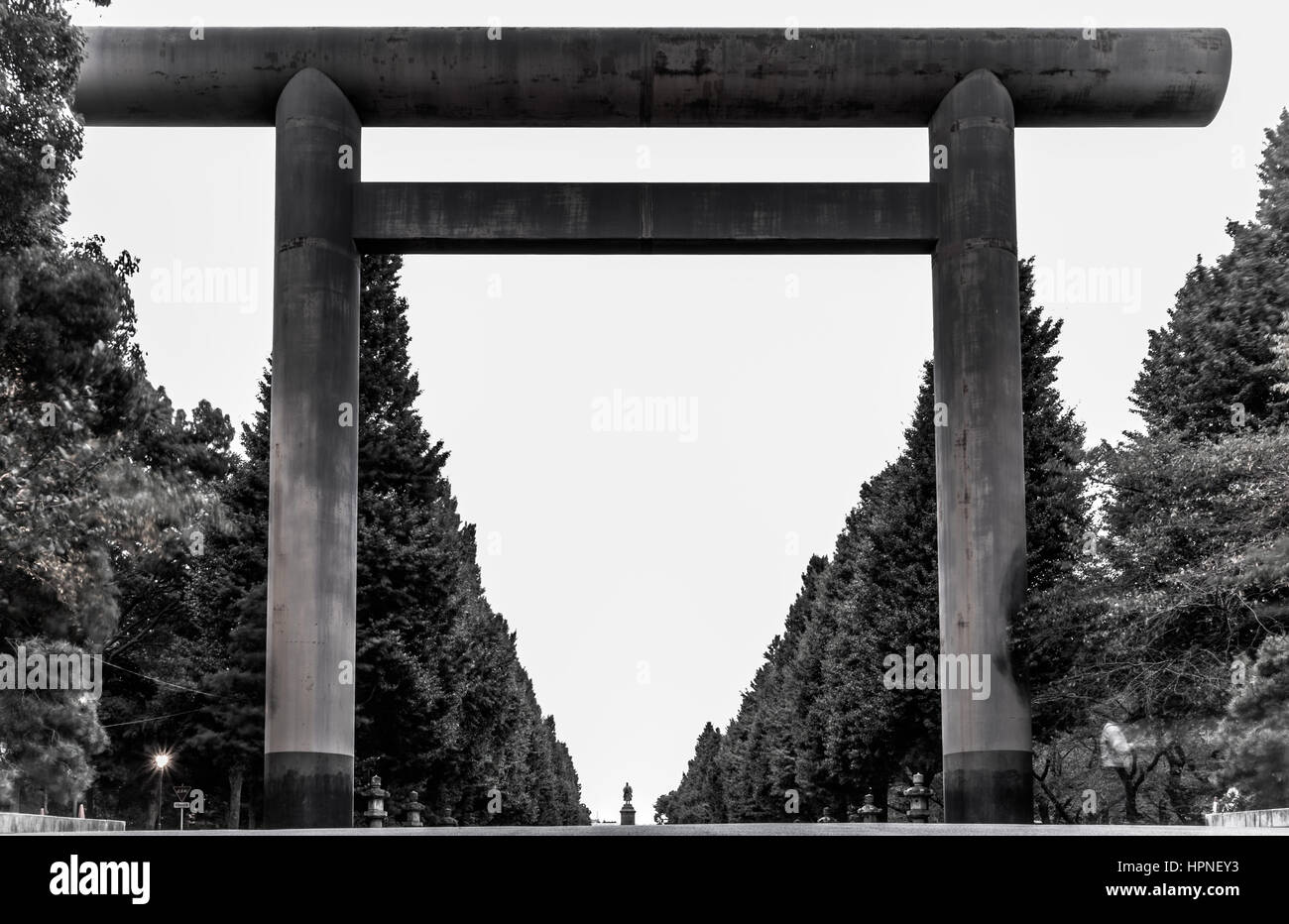 Un grande arco in Chiyoda che conduce verso il controverso Santuario Yasukuni. Preso in bianco e nero. Foto Stock