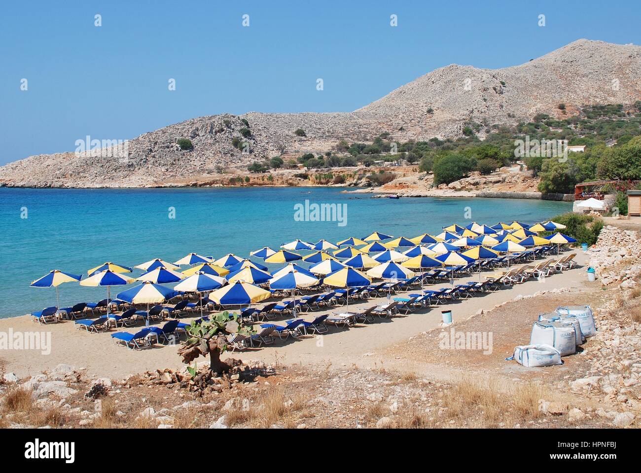 Guardando verso il basso sulla spiaggia Pondamos a Emborio sull'isola greca di Halki il 20 luglio 2016. È uno dei tre principali spiagge turistiche dell'isola. Foto Stock