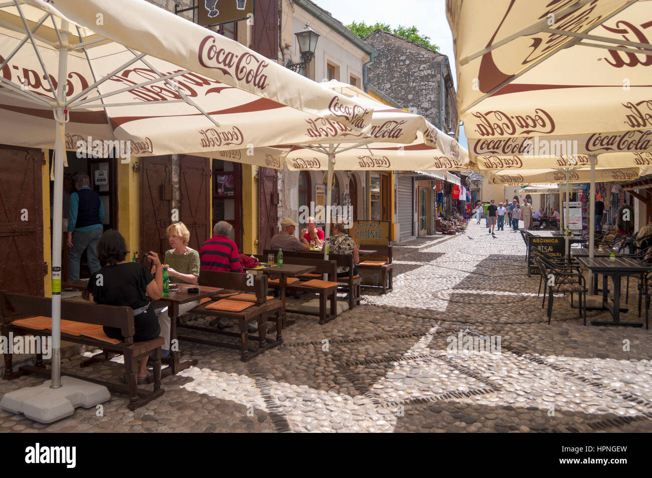 Città vecchia di Mostar caffetterie e turisti, Bosnia Erzegovina Foto Stock