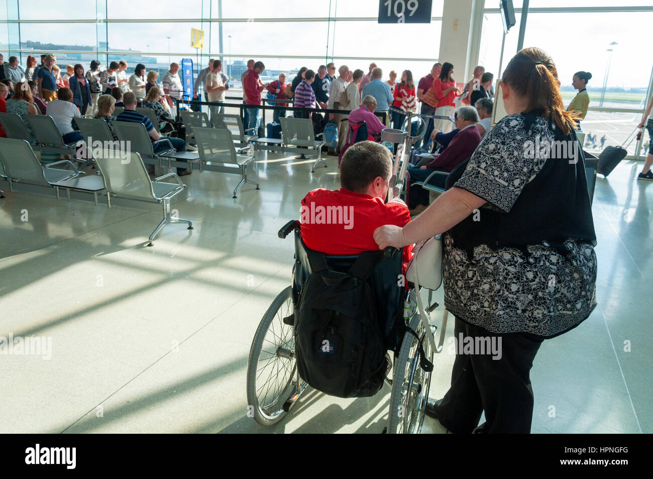 Donna obesa e uomo in carrozzella attendere a bordo di un volo Ryanair presso l'aeroporto di Dublino, Irlanda Foto Stock