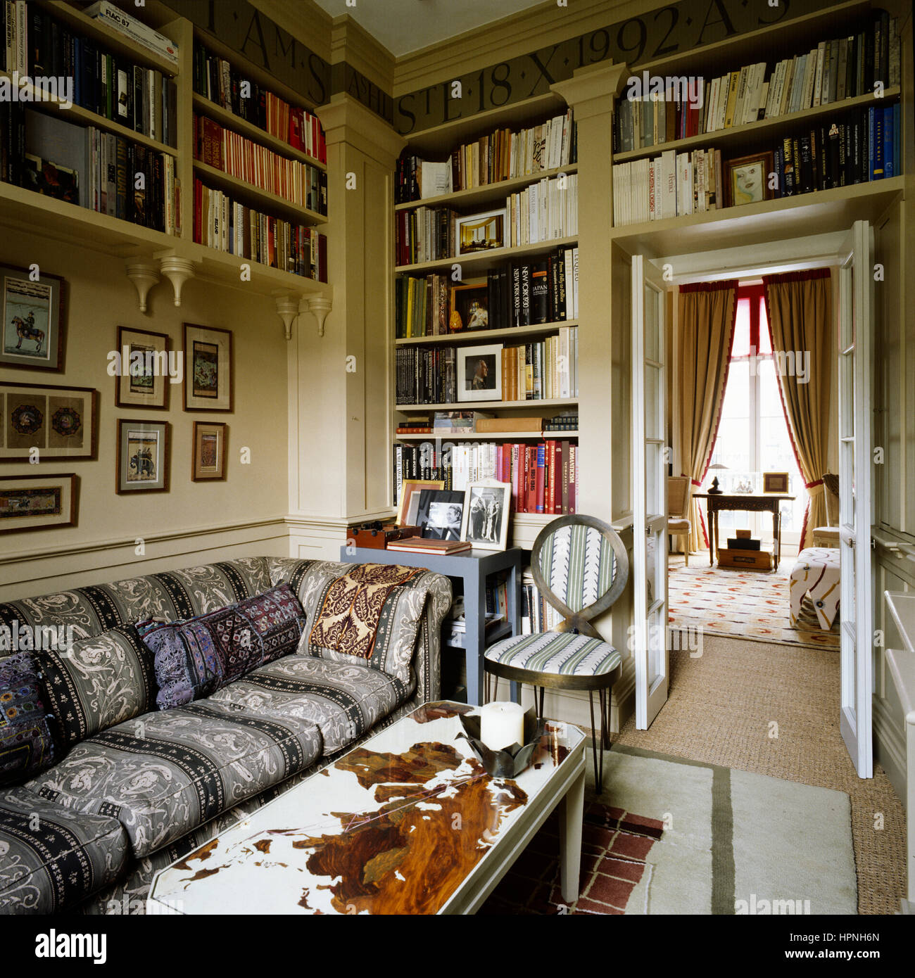 Un soggiorno con scaffali. Foto Stock