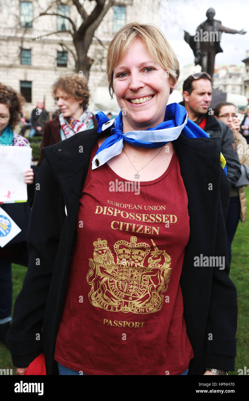 Una donna che indossa una maglietta che assomiglia a un cittadino UE passaporto a una dimostrazione contro Brexit in piazza del Parlamento. Foto Stock