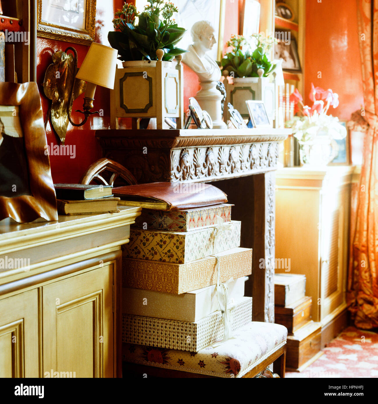 Un vivace soggiorno con un camino. Foto Stock