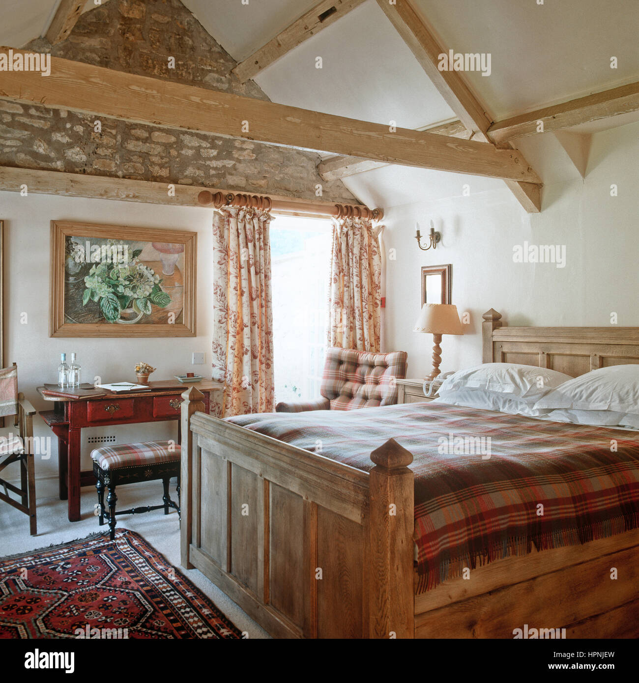 Una camera da letto in stile rustico. Foto Stock