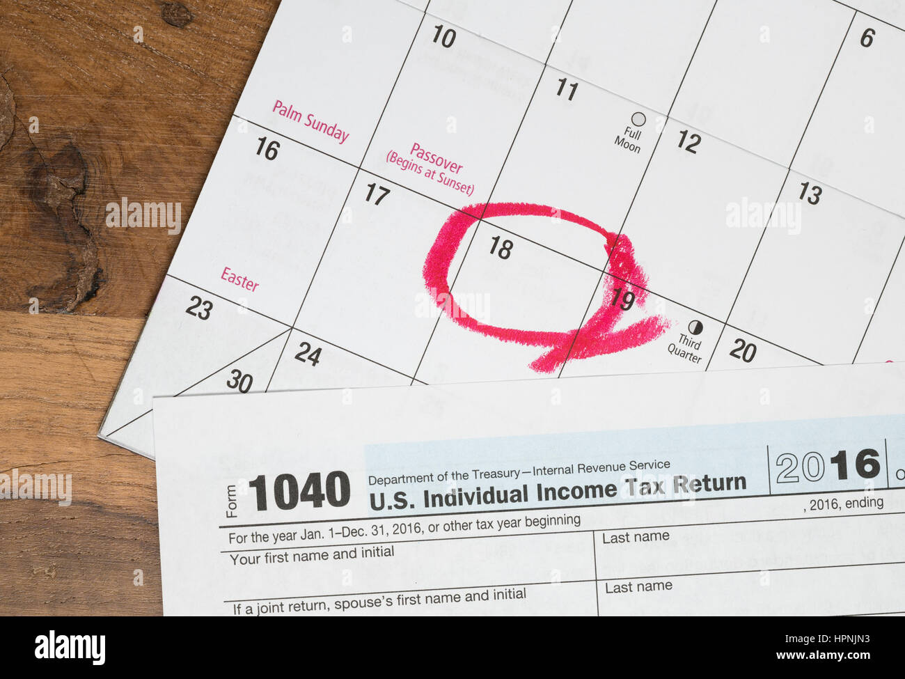 Calendario sulla parte superiore della forma 1040 imposta sul reddito modulo per il 2016 mostra giorno Tassa per il deposito è il 18 aprile 2017 Foto Stock