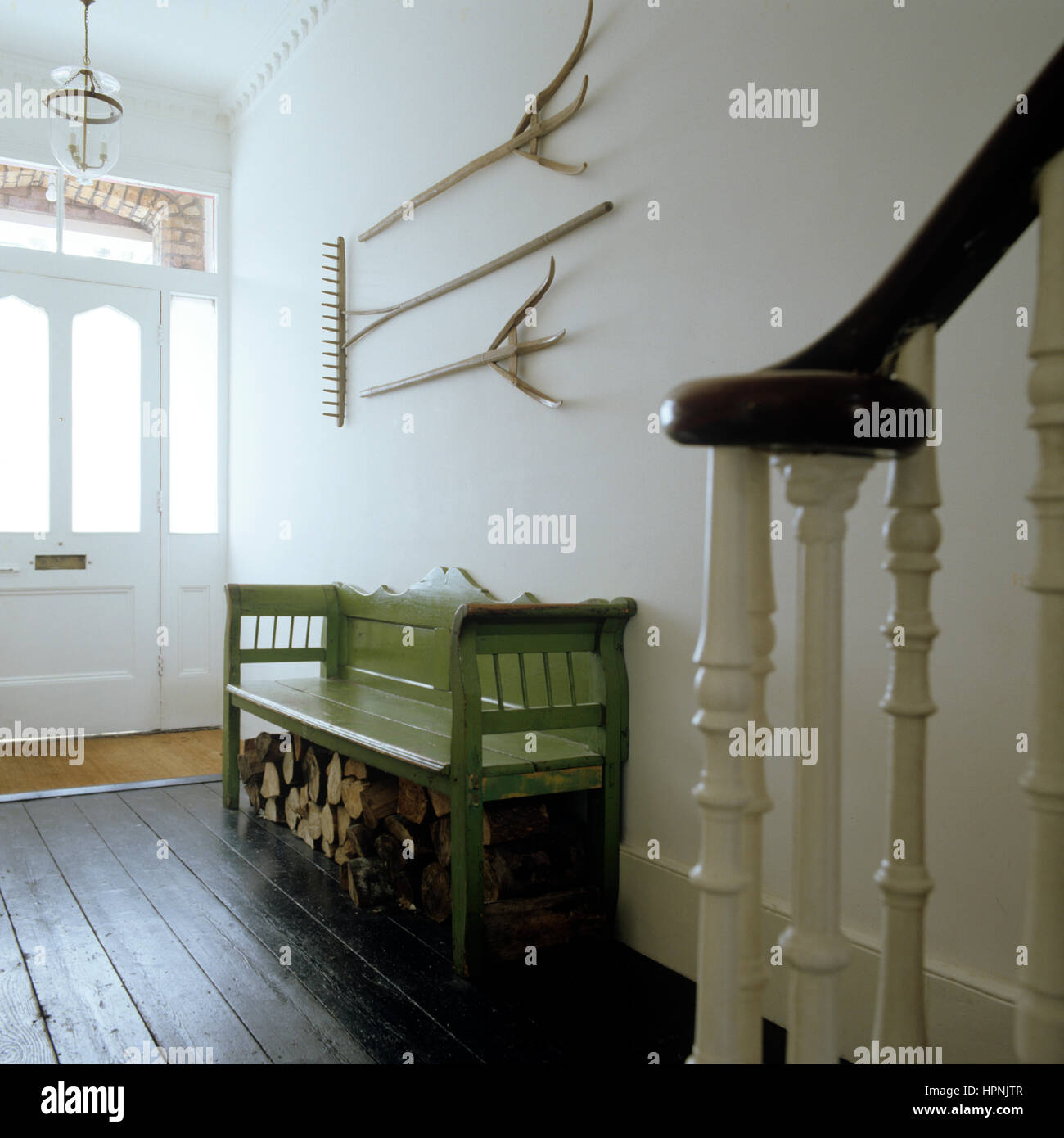 Un banco in un foyer. Foto Stock