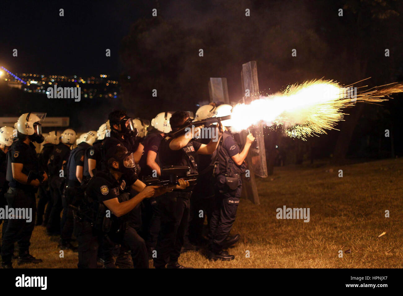 Taksim Gezi Park olaylar˝˝n˝n 8. g'n' de olayl˝˛ba lad˝. Taksim'de toplanan eylemcilerden bir gurup G sto'˛suyu'ndan inip, DolmabahÁe'de bekleyen polise sˆzl' sald˝r˝da bulununca Áevik kuvvet ekipleri gaz bombalar˝yla m'dahele etti. 5 Haziran 2013 / Celil K˝rnapc˝ Foto Stock