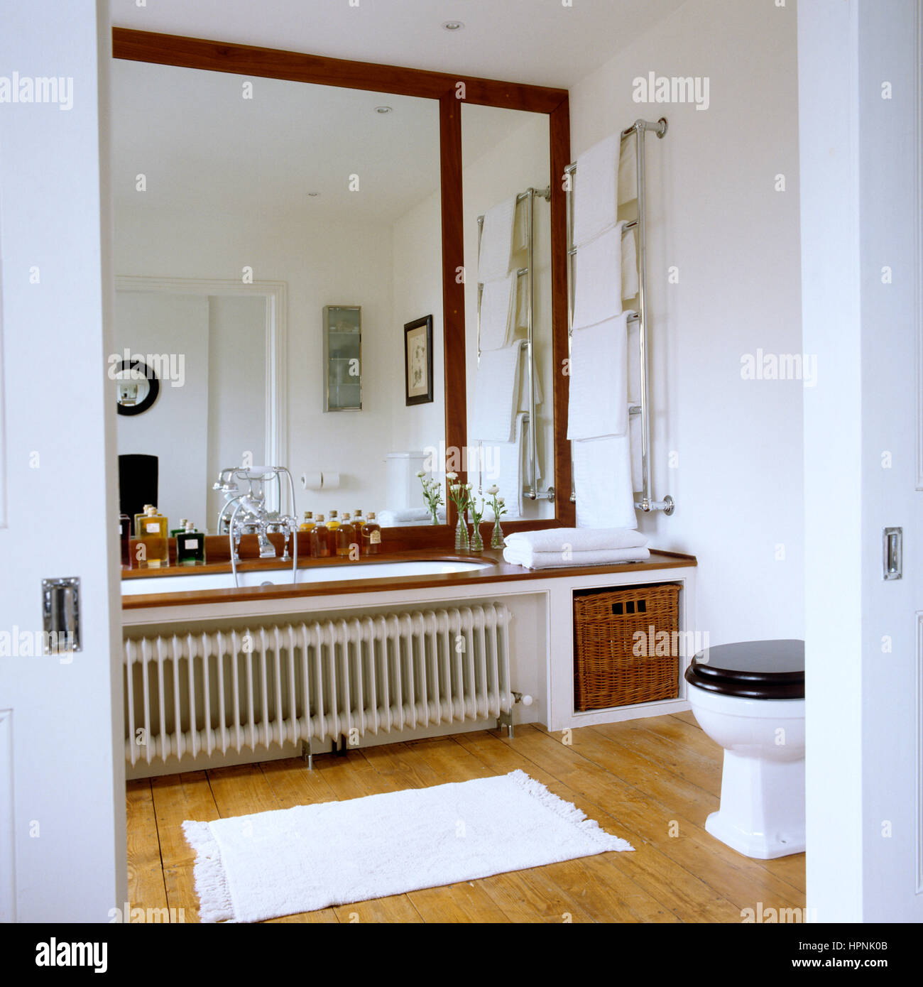 Un bagno con pavimenti in legno. Foto Stock