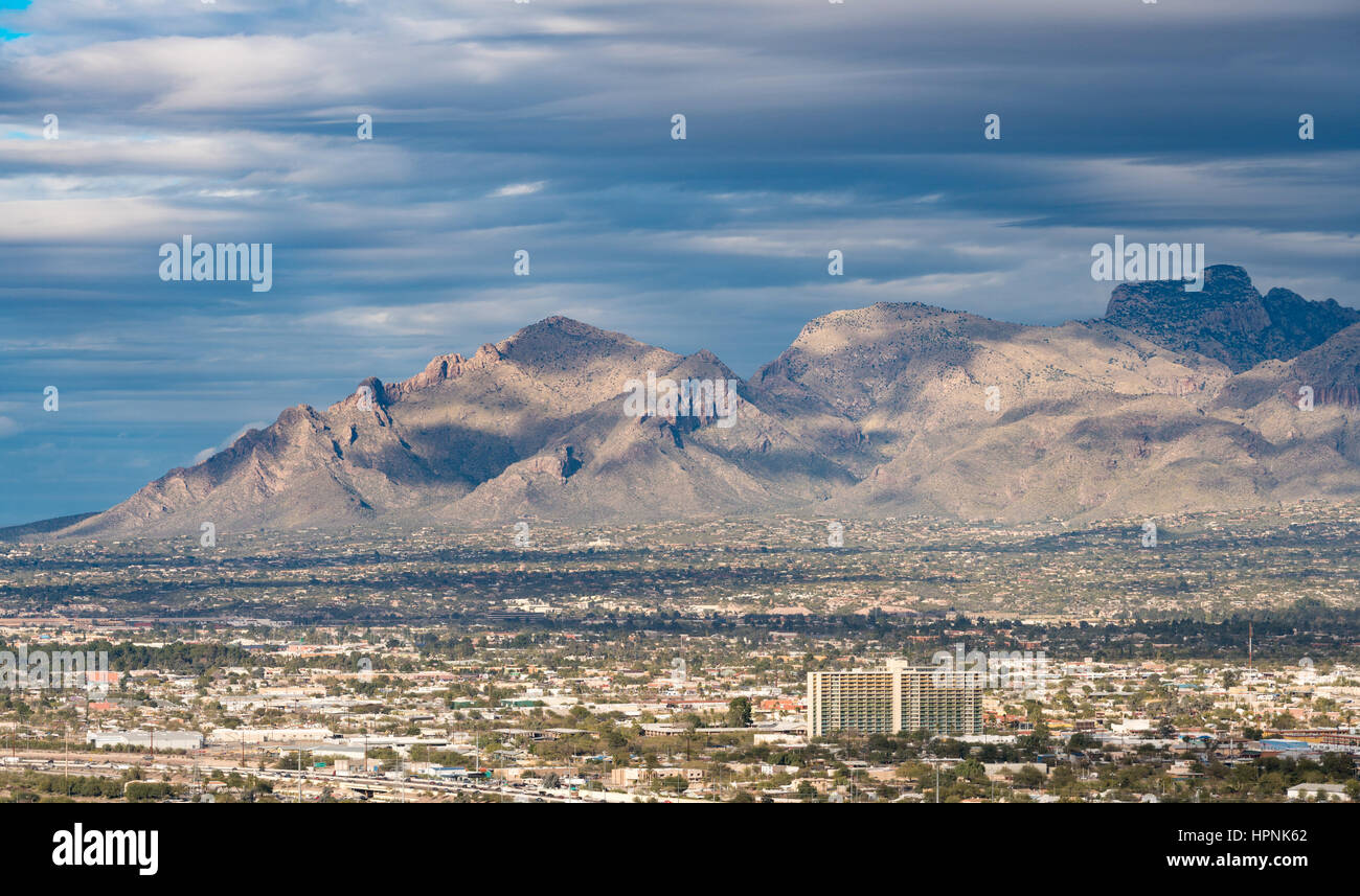 Area del centro cittadino di Tucson in Arizona con il sole la illuminazione di edifici, mentre aria di tempesta sulle lontane Santa Catalina mountain range Foto Stock