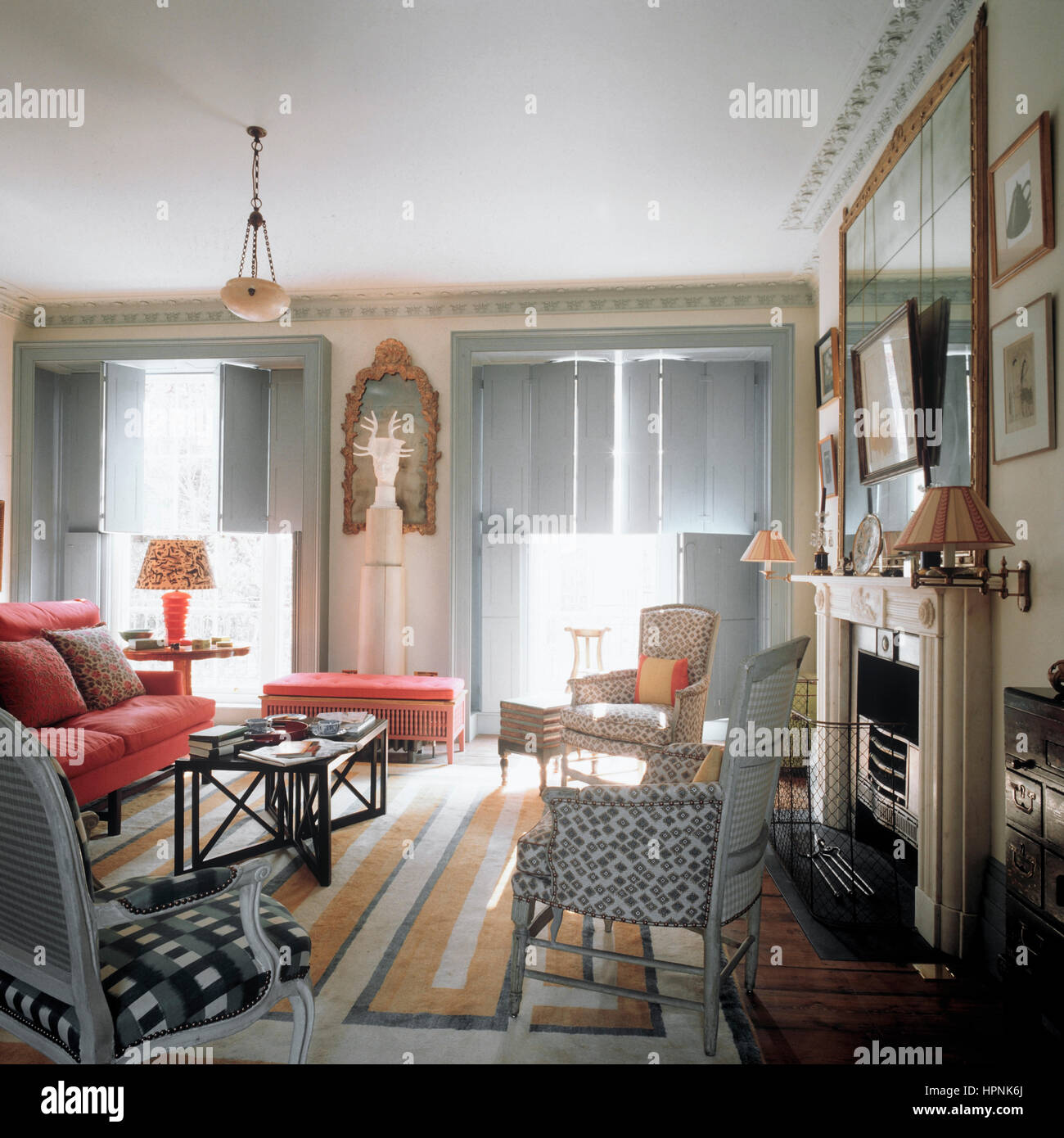 Un soggiorno con persiane. Foto Stock