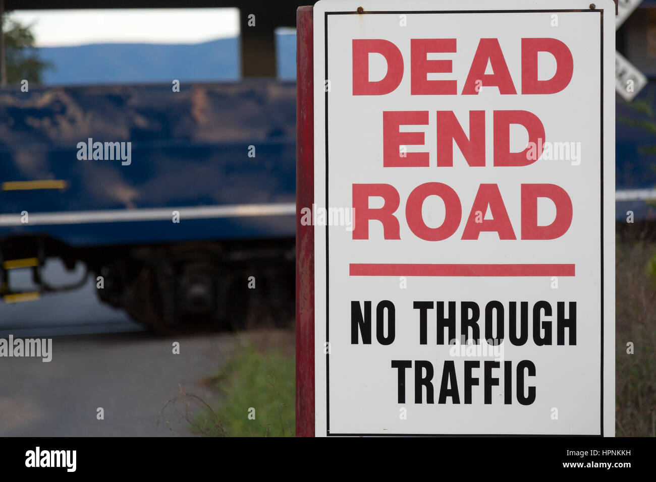 Dead End firmare da ferrovia incrocio con locomotiva diesel motore sul ripido viaggio nelle montagne di West Virginia Foto Stock